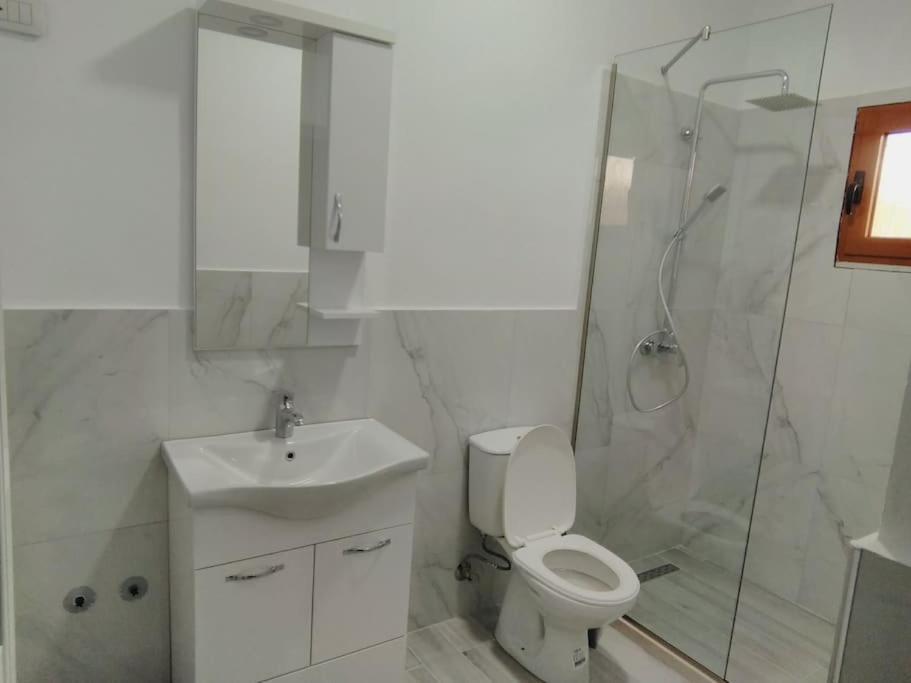 Villa Besnik, Rooms For Rent فلورا المظهر الخارجي الصورة