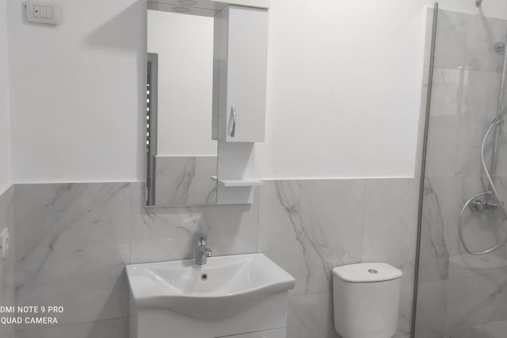 Villa Besnik, Rooms For Rent فلورا المظهر الخارجي الصورة