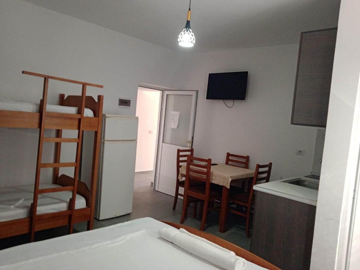 Villa Besnik, Rooms For Rent فلورا المظهر الخارجي الصورة