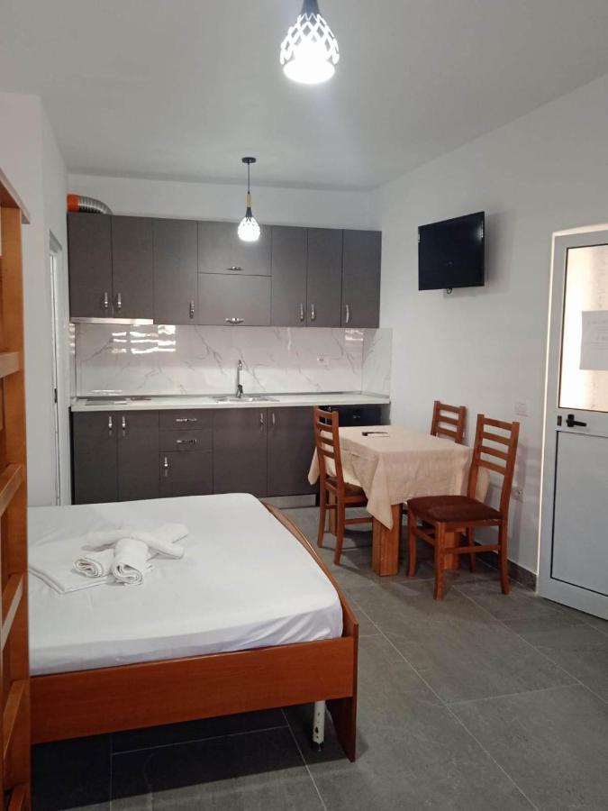 Villa Besnik, Rooms For Rent فلورا المظهر الخارجي الصورة